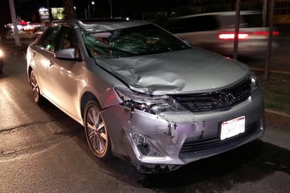 Tragedia. El cuerpo del joven ciclista quedó tendido en el pavimento, en el bulevar Independencia. (EL SIGLO DE TORREÓN)