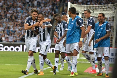 Jugadores de Rayados de Monterrey celebran la anotación de un gol ante Chivas de Guadalajara, durante el partido correspondiente a la jornada 4 del Torneo Apertura 2017, celebrado en el estadio BBVA. (EFE) 