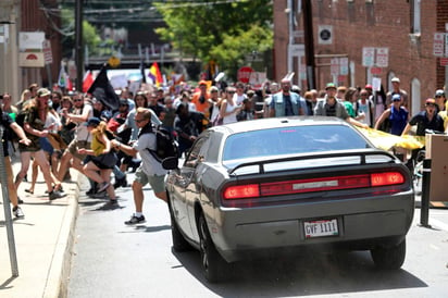 En las protestas convocadas por grupos supremacistas blancos una mujer murió al ser impactada por un auto que además hirió a 19 más durante la protesta “Unir a la derecha” del sábado en Charlottesville, por lo que el procurador general de Estados Unidos, Jeff Sessions, emitió una declaración para anunciar la investigación. (AP)