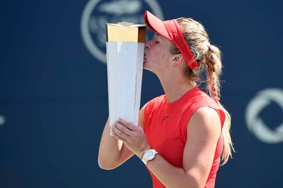 Elina Svitolina derrotó 6-4, 6-0 a Caroline Wozniacki en la final del torneo de Toronto. (AP)