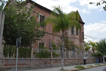 Problema de invasión. Ni los edificios antiguos que hablan con su arquitectura de historia e identidad se salvan del vandalismo de quienes, según los psicólogos que han estudiado el tema, tienen problemas de invasión en el hogar. Tal es el caso del Chalet Tarín. (DIANA GONZÁLEZ)
