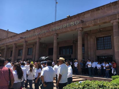 Los maestros se dieron cita en las instalaciones de la Secretaría de Educación (SEDU) para marchar por la avenida Francisco Coss rumbo al Palacio legislativo donde fueron recibidos por el líder del Congreso Local, José María Fraustro Siller. (LUCÍA PÉREZ)