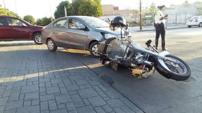 El accidente ocurrió cuando un automóvil no hizo alto y se impactó de lleno contra el elemento. (EL SIGLO DE TORREÓN)