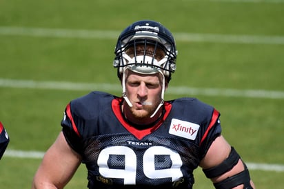 A JJ Watt le agradó la idea de entrenar con los Patriots de Nueva Inglaterra. (AP)