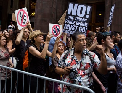 Las protestas tenían lugar en torno a la torre Trump, en la que el presidente vivió hasta su llegada a la Casa Blanca. (AP)