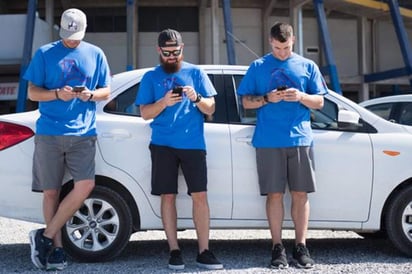 Los jugadores Matt Clark, Josh Lowey y Ryan Verdugo fueron los primeros en tomar un viaje para llegar al estadio esta mañana. (CORTESÍA)