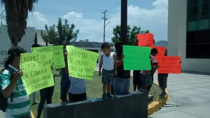 Cabe señalar que afuera de los juzgados de la familiar, sitio donde se realizó la audiencia, se presentó una manifestación de allegados de la víctima, con pancartas exigieron justicia en el caso. (EL SIGLO DE TORREÓN)