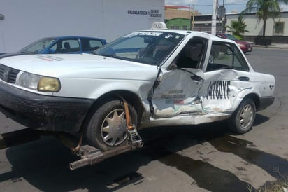 Choca un taxi en Gómez Palacio