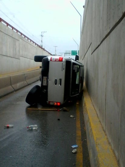 Accidente. El vehículo derrapó y se impactó en el muro del desnivel. (EL SIGLO DE TORREÓN)