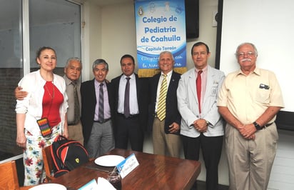 Acto. La conferencia se realizó a invitación del Colegio de Pediatras del Estado de Coahuila, capítulo Torreón. (RAMÓN SOTOMAYOR)