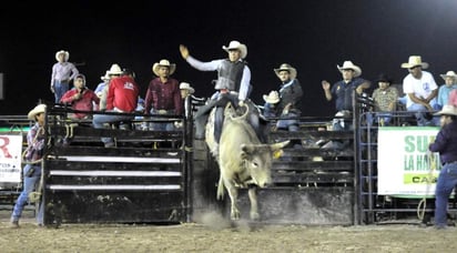 Más de 22 vaqueros encendieron el escenario con una extraordinaria presentación. (EL SIGLO COAHUILA)