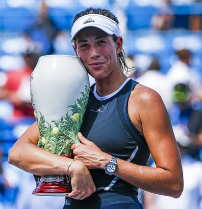 Garbiñe Muguruza derrotó 6-1, 6-2 a Simona Halep para obtener el título. (EFE)