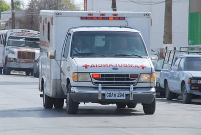 Apoyo. Al lugar acudió Cruz Roja, sin embrago la madre de la bebé prefirió que fuera una ambulancia particular para el traslado. (EL SIGLO DE TORREÓN)    