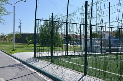 Unas canchas son para menores pero se meten en ellas adultos y grupos de jóvenes que hasta se cuelgan de las cercas. (EL SIGLO DE TORREÓN/ FERNANDO COMPEÁN)