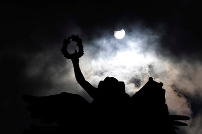 Después de las 12:00 horas, la Luna empezó a ocultar poco a poco el Sol, fenómeno que en la Ciudad de México es visto de manera parcial. (EFE)