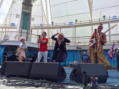 El acto ocurrió en un teatro al aire libre del barco Oasis of the Sea de la empresa Royal Caribbean.  (ESPECIAL)