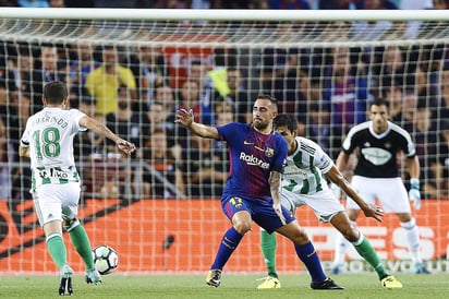 Andrés Guardado jugó todo el partido en el debut del Betis ante el Barcelona. (EFE)