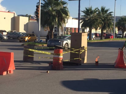 Hundimiento. Se formó desde la mañana del lunes y por la tarde un vehículo que pasaba por el lugar cayó en su interior. (EL SIGLO DE TORREÓN)