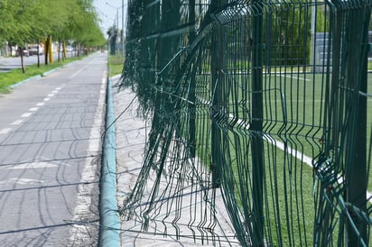 Destrozadas. Rejas y mallas de las canchas de la Línea Verde ya tienen meses reventadas por  el uso indebido de usuarios. (FERNANDO COMPEÁN)