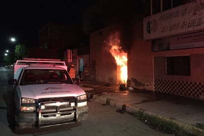 Fuego. De madrugada, llamas consumen casa de ancianos y una bodega de envases de plástico, en Gómez Palacio. (EL SIGLO DE TORREÓN)  