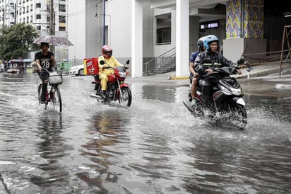 Primeros efectos. En Filipinas, 'Hato' amenaza con aumentar su fuerza en el norte de Luzon. (EFE)