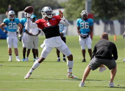 Cam Newton ya entrena al parejo de sus compañeros. Cam Newton podría reaparecer mañana