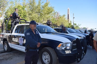 Vehículos. Autoridades entregaron cuatro camionetas Pick up y dos automóviles sedán, con una inversión de 3.6 millones de pesos. (EL SIGLO DE TORREÓN/MARY VÁZQUEZ)