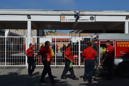 Sin fiesta oficial. Los Bomberos de Torreón tuvieron que organizar su desayuno para celebrarse el 'Día del Bombero'. (EL SIGLO DE TORREÓN)