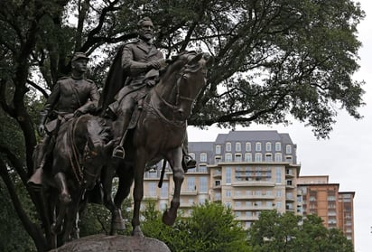 La medida se produce después de que el consejo de la ciudad decidiera cubrir la estatua tras un agitado encuentro este lunes. (EFE)