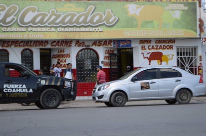 Se activó una movilización por los alrededores en busca del vehículo de los presuntos delincuentes, lo lograron ubicar abandonado en la calzada Quetzalcóatl y Agustín Melgar de la misma colonia Bocanegra, sobre los presuntos asaltantes ya no se tuvo ninguna pista. (ESPECIAL)