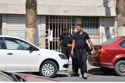 Tras el asalto, el joven se dio a la fuga con rumbo desconocido, por lo que los agentes montaron un operativo de búsqueda, sin que lograran dar con su paradero. (EL SIGLO DE TORREÓN)
