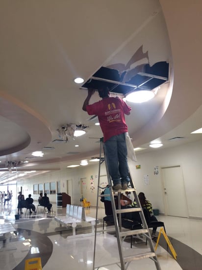 Reparan. Comienzan los trabajos para la reparación del plafón que se desprendió por las lluvias pasadas en el Hospital. (EL SIGLO DE TORREÓN)