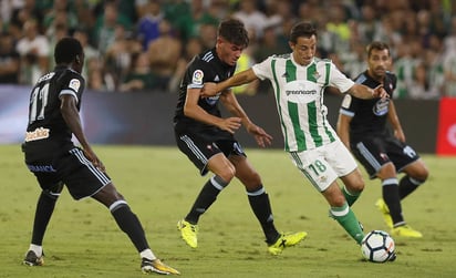 El centrocampista mexicano del Real Betis Andrés Guardado (2d) lucha el balón con Jozabed Sánchez (2i), del Celta de Vigo. (EFE)