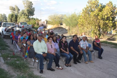 Arranque. Las autoridades municipales y habitantes del ejido San Esteban dieron el banderazo de inicio de la obra. (CORTESÍA)