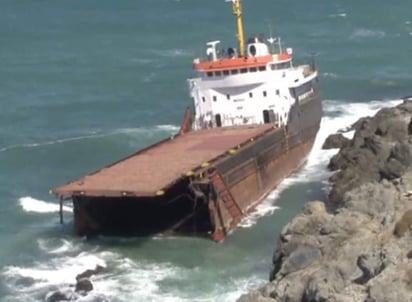 Una mitad del barco se hundió en el mar. (YOUTUBE)