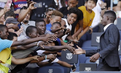 No obstante, el extremo galo gozó de un recibimiento multitudinario en el Camp Nou, donde vivió las primeras muestras de cariño por parte de su nueva afición.
