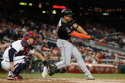 El toletero Giancarlo Stanton se ponchó en dos ocasiones y bateó para un doble play ante el lanzador estelar de Nacionales Max Scherzer. (AP)