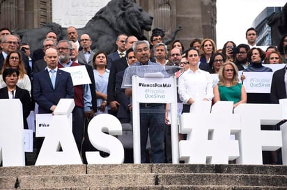 Ciudadanos se congregaron en las escalinatas del Ángel de la Independencia. (EL UNIVERSAL) 