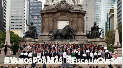 Protesta. En el Ángel de la Independencia, empresarios, académicos y representantes sociales exigían al Congreso garantizar una Fiscalía autónoma. (AGENCIA REFORMA)