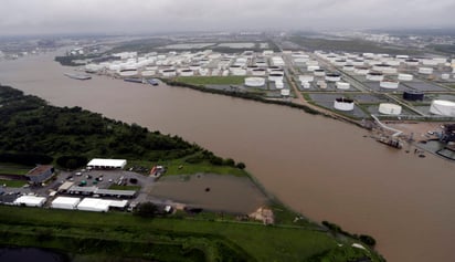 Pasarán días, incluso semanas, antes de que el sector energético del sureste de Texas vuelva a operar a su capacidad habitual mientras lidia con las inundaciones dejadas por la tormenta Harvey. (ESPECAL)