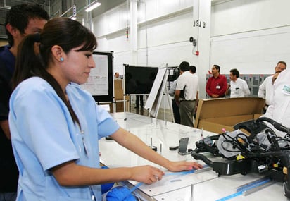 La mitad de estos trabajadores formales ganan menos de 4 mil 800 pesos mensuales. (ARCHIVO)