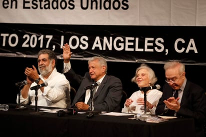 Una eventual victoria de Andrés Manuel López Obrador en las elecciones presidenciales del año próximo generaría un 'choque brutal' en los mercados de manera temporal y de corto plazo, dijo el analista para México de la calificadora Moody's, Jorge Reusche. (ARCHIVO)