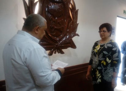 Durante la sesión ordinaria de Cabildo de este jueves, el sindico municipal, José Lorenzo Natera se encargó de tomar la protesta a la nueva integrante del cuerpo edilicio. (EL SIGLO DE TORREÓN)