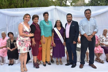 En la ceremonia estuvo presente la directora del Sistema DIF Lerdo, María Luisa González López, el síndico municipal, José Dimas López Martínez; así como la primera regidora, Isabel Macías Sifuentes y la décima regidora María del Refugio Adame Güereca. (EL SIGLO DE TORREÓN)