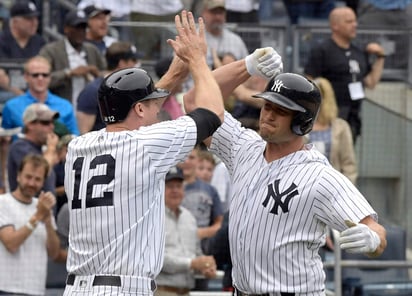 Matt Holliday (d) pegó un jonrón de tres carreras en la victoria de Yanquis 5-1 sobre Medias Rojas de Boston. (AP)