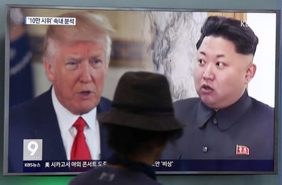 Cada día la diplomacia internacional se ha quedado al margen de la tensión provocada por las pruebas de misiles balísticos hechos por Norcorea (gobernador por el dictador Kim Jong Un, der.) y la advertencias de una respuesta militar sin precedentes por parte de la administración de Donald Trump (izq.). (AP)