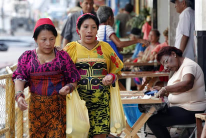 La mujer indígena, demuestran los registros históricos, ha sido doblemente relegada, por una parte ha sufrido violencia de género y por otra lleva el peso de su condición indígena. (ARCHIVO)