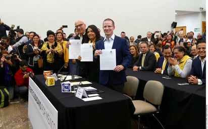 Unidos. Los partidos Acción Nacional (PAN), de la Revolución Democrática (PRD) y Movimiento Ciudadano (MC) firmaron en el Instituto Nacional Electoral (INE) la conformación de un frente opositor. (AGENCIA REFORMA)