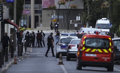 La policía intervino debido a la llamada de un hombre que trabajaba en el inmueble para avisar de que había productos sospechosos dentro de un apartamento. (EFE)