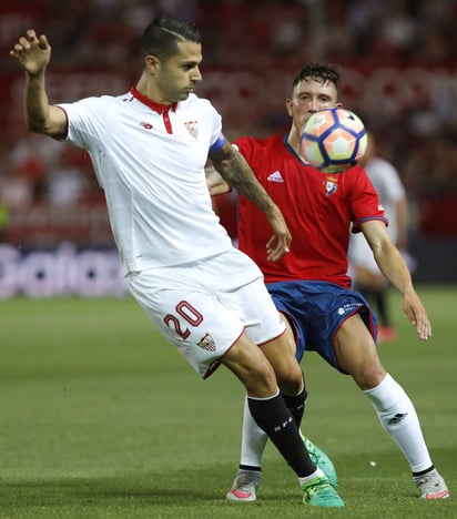 El zaguero cafetero proviene del balompié europeo al militar con el filial y primer equipo del Osasuna, de la Segunda División de España, equipo con el que prácticamente ha tenido su formación.
